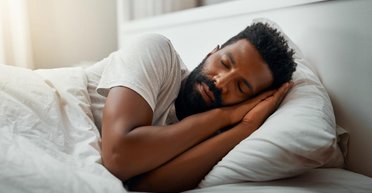 Приносит один вред. Ученые рассказали, почему нельзя много спать на выходных