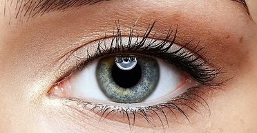 Навіщо люди труть очі, коли втомилися: вчені пояснили, чому це так приємно