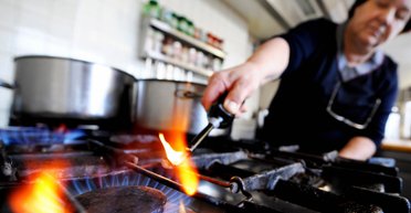 Не голубой огонек. Почему газ горит желтым пламенем и где в Украине быстрее закипает чайник