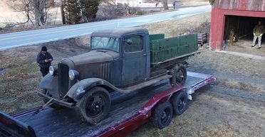 Старый 90-летний грузовик Chevrolet поехал после полвека простоя (видео)