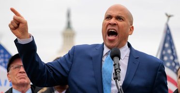 "Марафон" в Сенате: демократ Букер 16 часов критиковал политику Трампа (видео)