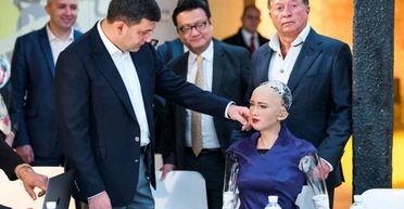 София не киевская. Почему диалог Гройсмана с роботом напоминал общение с внеземной цивилизацией