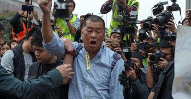 Грозит пожизненное заключение: в Китае судят "последнего демократа" Джимми Лая