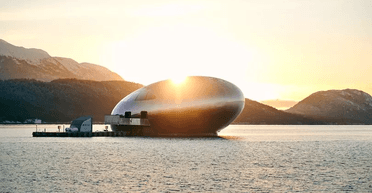 "Схожий на НЛО": плавучий ресторан у глушині дивує туристів своїм виглядом (фото)