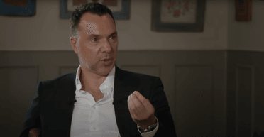 "Послідовно перевзувається": Арестович відповів, чому хвалить Путіна (відео)