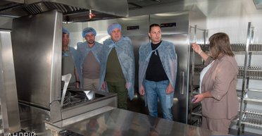 800 учеников будут обедать в комфорте: в лицее Каменского открыт обновленный пищеблок, — мэр Белоусов