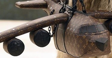 Пассажирка "вылетела" из самолета из-за своей роскошной сумки: что произошло на борту (фото)