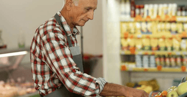 80-річний чоловік досі працює в супермаркеті: почувши правду, всі називають його героєм