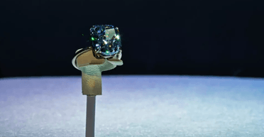 Редкий голубой бриллиант весом более 10 карат ушел с молотка на аккуционе за 21 млн долларов