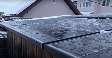 Чи потрібно чистити сонячні панелі від снігу: власник станції показав різницю (відео)