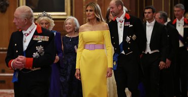 Какого цвета платье: образ Мелании Трамп вызвал дискуссию в соцсетях (фото)