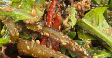 Салат зі смаженими огірками: якою вийде страва з незвичайним інгредієнтом