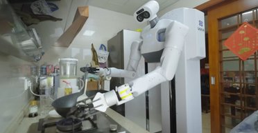 Готовит еду и убирает: китайский домашний робот-гуманоид с ИИ приступил к работе (видео)