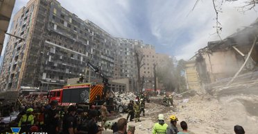 Под завалами в Киеве нашли тела мамы и ее двоих детей (видео)