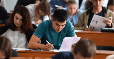 Студентам частных ВУЗов не разрешили выезжать из Украины: в Минобразования назвали причину