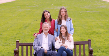 Королева Іспанії Летиція показала дорослих доньок (фото)