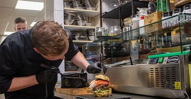 5000 євро за порцію: який вигляд має найдорожчий гамбургер у світі (фото, відео)