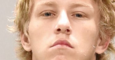 Посадят на 5 лет: камера помогла разоблачить американца, который издевался над собакой (видео)