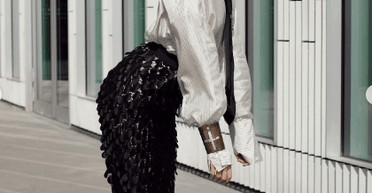 Естетика office-core: стилістка відповіла, чи пасує Jerry Heil образ від українського бренду