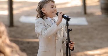 Усі плакали: 8-річний хлопчик зворушливо привітав маму з весіллям (відео)