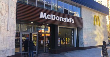 Трехэтажная зона и 600 мест: гигантский McDonald's открыли в парижском Диснейленде (видео)
