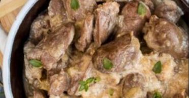 Смачна сімейна вечеря: курячі сердечка в сметанному соусі