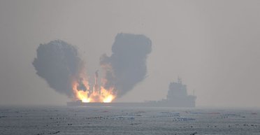 Рекордна китайська ракета-носій здійснила дебютний запуск із корабля в морі (відео)