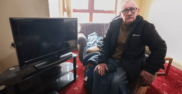 "Мне одиноко": пенсионер два месяца посещает паб из-за сломанного телевизора (фото)