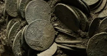 Археологи обнаружили клад серебряных монет в Германии: среди находок есть редкие экземпляры (фото)