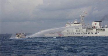 Не поделили море: береговая охрана Китая обстреляла филиппинские корабли из водометов (видео)