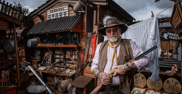 Пенсіонер витратив 25 років на те, щоб зробити зі свого саду місто в стилі Дикого Заходу