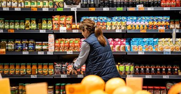 Попри відключення світла, супермаркети Києва працюють: уряд координує їхню роботу, — Свириденко