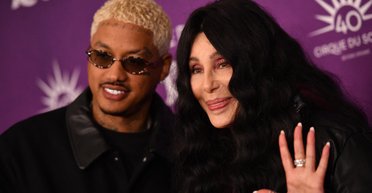 Шер вийшла у світ з молодшим на 40 років коханим та його сином (фото)