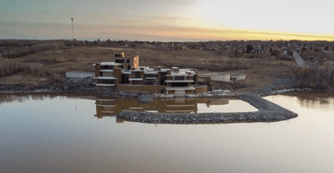 Залишили гнити: покинутий особняк на березі озера перетворився на руїни (фото)