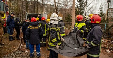 Чуда не произошло: в Тернополе мужчина потерял всю семью после удара ВС РФ (фото)