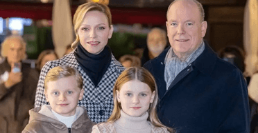 Князь Монако с элегантной женой и детьми зажгли рождественскую елку (фото)