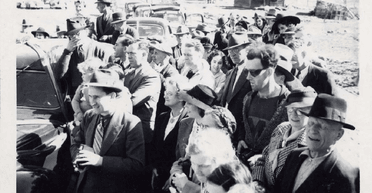 Подорож у часі: модника "з майбутнього" помітили на знімку 1941 року (фото)