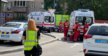 Стрельба в Черкассах: вооруженный мужчина забаррикадировался в McDonald's, детали (видео)