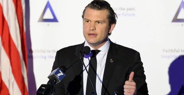 Літак Піта Гегсета екстрено сів у Британії після вильоту з Бельгії: в чому причина