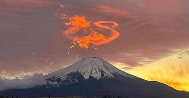 "Неможливо пояснити": за мить до виверження вулкана сталось дещо незбагненне (фото)