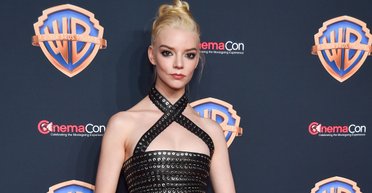 Аня Тейлор-Джой вышла на красную дорожку в платье из ремней