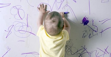 Мать позволяла маленькому сыну рисовать на стенах и теперь рассказала, кем он стал (фото)