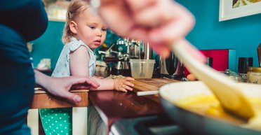 У TikTok запустили новий челендж: "Розбий яйце об голову своєї дитини" (відео)