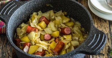 Самое быстрое блюдо на ужин из 5 ингредиентов: рецепт рагу с капустой и колбасками
