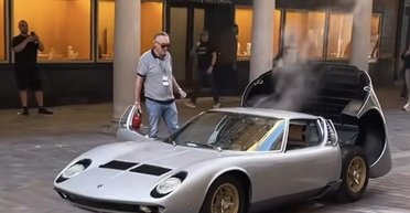 Коллекционный суперкар Lamborghini за $2 миллиона загорелся на ровном месте (видео)