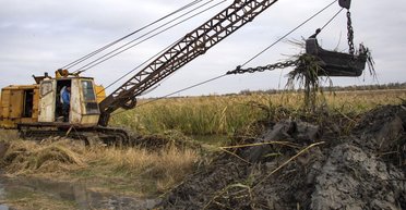 Окупанти почали зводити фортифікаційні споруди у Криму (відео)