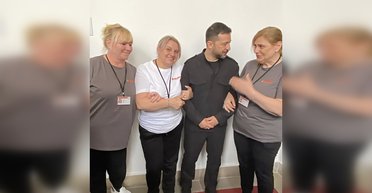 Потом плакали: Зеленский в Чехии сфотографировался с украинками, которые работают уборщицами