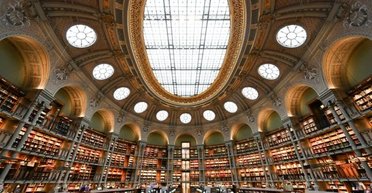 Могли навредить читателям: в библиотеке во Франции обнаружили смертельно опасные исторические книги