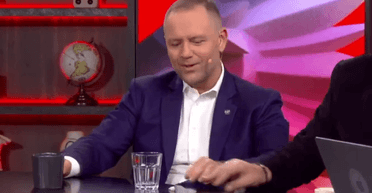 Президент Польши попал в курьезную ситуацию: у него выпал снюс во время прямого эфира (видео)