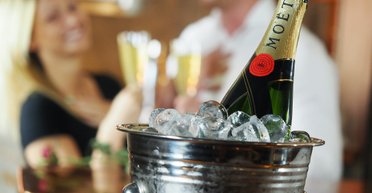 Как родился культовый новогодний напиток – шампанское. Пять фильмов, где игристое вино – в главной роли
